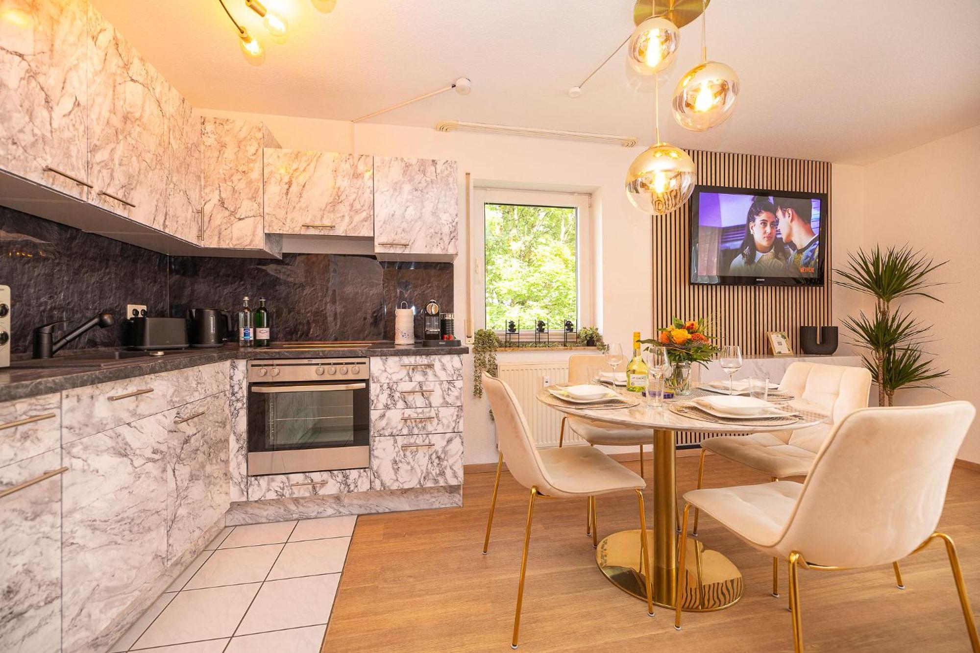 Luxx Home Bc, Zentral - Fuer 4 Personen - Balkon - Parken - Voll Ausgestattete Kueche Biberach an der Riss Bagian luar foto