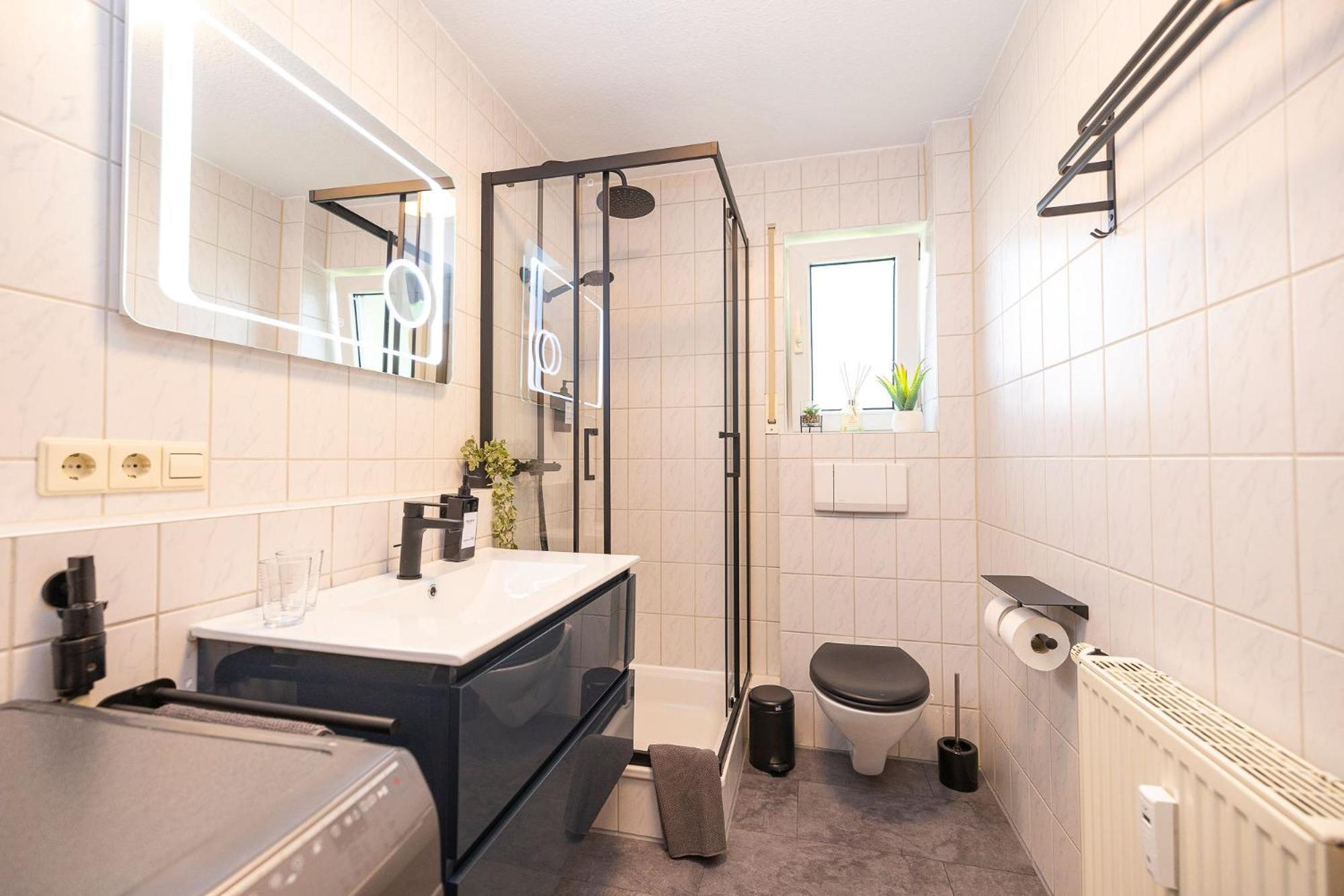 Luxx Home Bc, Zentral - Fuer 4 Personen - Balkon - Parken - Voll Ausgestattete Kueche Biberach an der Riss Bagian luar foto